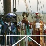 The kings arrive by boat